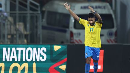 Jim Allevinah (Gabon) célèbre son but face au Ghana, le 14 janvier 2022, lors de la Coupe d'Afrique des Nations. (KENZO TRIBOUILLARD / AFP)