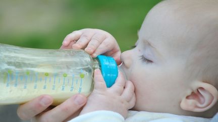 Les laits végétaux ne sont pas adaptés à l'alimentation du bébé de moins d'un an (photo d'illustration). (NICOLAS LARENTO / FOTOLIA)