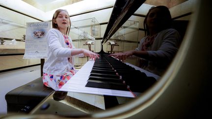 Alma Deutscher, compositrice de 11 ans, joue à Vienne (Autriche), le 6 octobre 2016. (JOE KLAMAR / AFP)