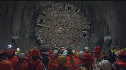 Le tunnel ferroviaire du Gothard a été percée vendredi 15 octobre 2010 en Suisse (France 2)