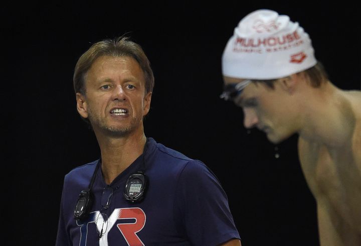 Lionel Horter coache Yannick Agnel le 31 mars 2016 à Montpellier durant les championnats de France. (PASCAL GUYOT / AFP)