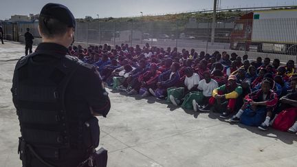 Des migrants sont rassembl&eacute;s sur le port de Lampedusa (Italie), avant d'&ecirc;tre transf&eacute;r&eacute;s vers la Sicile, le 4 mai 2015. (OLLI WALDHAUER / CITIZENSIDE.COM / AFP)