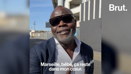 Basile Boli, célèbre joueur de l’Olympique de Marseille, a marqué l’histoire du club en lui faisant gagner la Ligue des Champions. Aujourd’hui, il suit toujours les matchs des Phocéens. Brut était avec lui au stade Vélodrome pour la rencontre contre Rennes.&nbsp; (BRUT / FRANCEINFO)