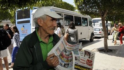 Un vendeur de journaux sur l'avenue Bourguiba à Tunis le 3 mai 2012 (AFP - FETHI BELAID)