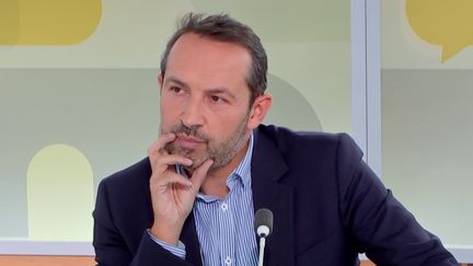 Sébastien Chenu, vice-président de l’Assemblée nationale, sur le plateau de l'émission #OnVousRépond (franceinfo)