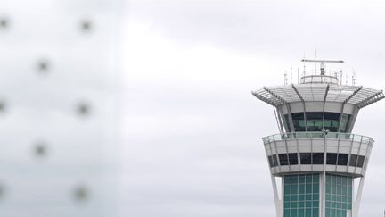 Beaucoup d'avions resteront cloués au sol jeudi 25 avril, malgré la levée de la grève des contrôleurs aériens. Un accord a finalement été trouvé avec le principal syndicat, trop tard pour tout réorganiser. Près de la moitié des vols devraient être annulés. (franceinfo)