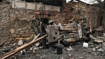 Une voiture brûlée après une attaque nocturne, à Odessa, en Ukraine, le 14 décembre 2023. (NINA LIASHONOK / NURPHOTO / AFP)