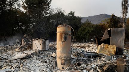 Un chauffe-eau se dresse dans les ruines d'une maison le long de la route de Napa à Sonoma, Californie, le 9 octobre 2017. (STEPHEN LAM / X02789)