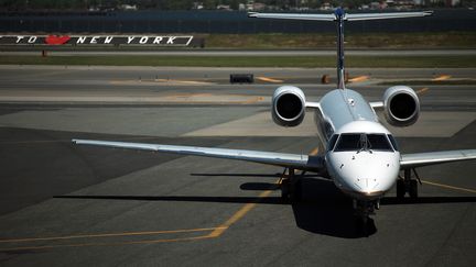 Un avion sur le tarmac de l'a&eacute;roport de LaGuardia &agrave; New York.&nbsp; (SPENCER PLATT/GETTY IMAGES NORTH AMERICA/AFP)