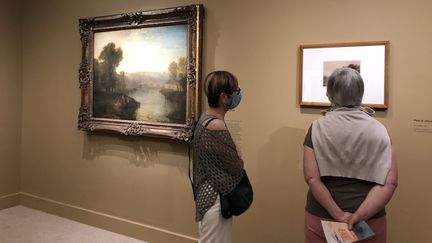 Françoise et Nicole étaient les premières à pouvoir admirer les toiles du peintre anglais&nbsp;J. M. W. Turner, depuis la réouverture du musée Jacquemart-André ce mardi 26 mai.&nbsp; (MANON BOTICELLI / FRANCEINFO)