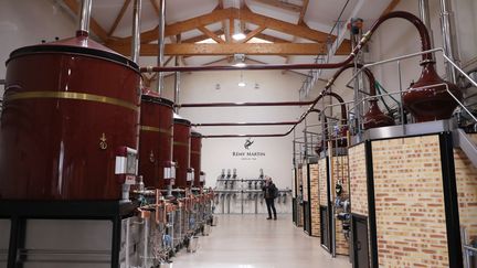 La distilerie d'une maison de Cognac, en Charente-Maritime, en mars 2022. (GAO JING / XINHUA / MAXPPP)