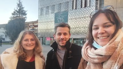 Célia 23 ans, Jérémy 41 ans et Pauline 21 ans sont bénévoles à la Primaire populaire Gironde, janvier 2022. (PAULINE RÉGNIER / PRIMAIRE POPULAIRE GIRONDE)