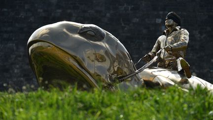 L'oeuvre "Searching for Utopia" de Jan Fabre, installée depuis 2015 à&nbsp;Namur, &nbsp;recouverte d'un bandeau noir par la municipalité&nbsp;afin d'alerter sur les agissements de l'artiste condamné pour "harcèlement sexuel" et "attentat à la pudeur". (JOHN THYS / AFP)