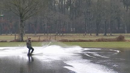 Les "RadCow" font du ski nautique sur un champ inondé, dans le Cantal.&nbsp; (FRANCE 3)