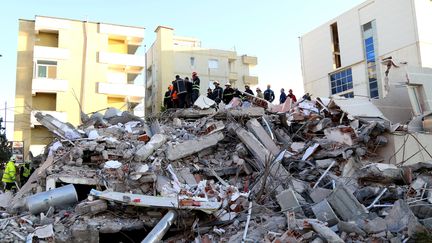 Des secouristes cherchent des survivants parmi les décombres d'un bâtiment&nbsp;endommagé dans la ville côtière de Durres, à l'ouest de la capitale Tirana, le 26 novembre 2019. (GENT SHKULLAKU / AFP)