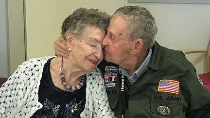 Les retrouvailles de Jeannine Ganaye et K.T. Robbins, à Montigny-lès-Metz (Moselle), en juin 2019. (FRANCE 2)