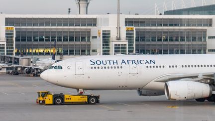 Un appareil de la compagnie nationale South African Airways photographié sur le tarmac de l'aéroport de Munich le 19 novembre 2019. (NICOLAS ECONOMOU / NURPHOTO)