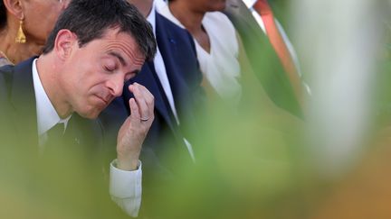 Manuel Valls visite une usine photovolta&iuml;que &agrave; La R&eacute;union, le 11 juin 2015. (RICHARD BOUHET / AFP)