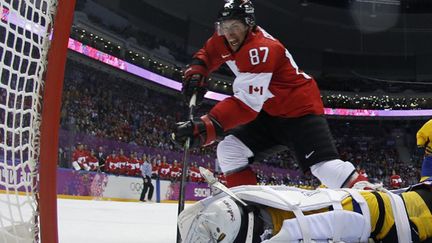 Sidney Crosby marque le 2e but canadien face aux Suédois (JULIO CORTEZ / POOL)