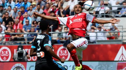 David NGog s'élève au-dessus de Nicolas Nkoulou, et Reims prend la tête de la Ligue 1 (PHILIPPE HUGUEN / AFP)