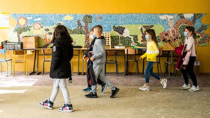 Des enfants dans une cour d'école, le 26 avril 2021 à Elne, dans les Pyrénées-Orientales. (JC MILHET / HANS LUCAS / AFP)