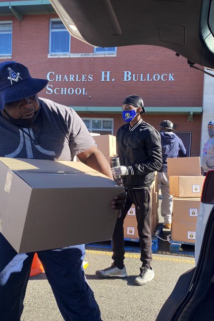 Dennis, un volontaire, prend sur son temps de travail pour donner un coup de main à la distribution de colis alimentaires, à Montclair. (RAPHAEL GODET / FRANCEINFO)