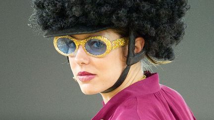 Charlotte Casiraghi, fille (et sosie officiel) de la princesse Caroline de Monaco en mode afro. Rassurez-vous, ce d&eacute;guisement aux accents disco n'a dur&eacute; que le temps d'une comp&eacute;tition &eacute;questre. (VILLARD / NIVIERE / SIPA)