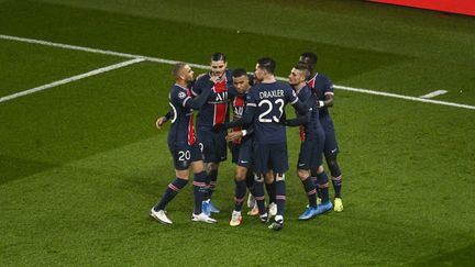 Les footballeurs parisiens savourent leur qualification pour les quarts de finale de la Ligue des champions contre Barcelone, le 10 mars 2021. (JULIEN MATTIA / ANADOLU AGENCY / AFP)