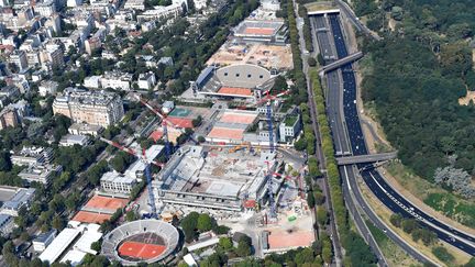 Une vue aérienne du stade Roland Garros en pleine rénovation prise le 14 juillet 2018. (GERARD JULIEN / AFP)