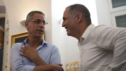 Le maire de Bastia,&nbsp;Pierre Savelli (G) avec Gilles Simeoni, président du conseil exécutif de Corse, le 28&nbsp;&nbsp;juin 2020. (PASCAL POCHARD-CASABIANCA / AFP)