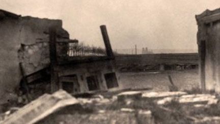 Vue de Reims à travers les ruines des maisons (1914).  (Berliner Verlag/Archiv / DPA-ZENTRALBILD / DPA/AFP)