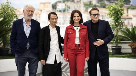 Le chef français Pierre Gagnaire, le réalisateur franco-vietnamien Tran Anh Hung, l'actrice française Juliette Binoche et l'acteur français Benoit Magimel posent lors de la présentation du film "La Passion de Dodin Bouffant", le 25 mai 2023, à Cannes (Alpes-Maritimes). (VALERY HACHE / AFP)