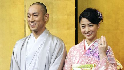 L'animatrice japonaise Mao Kobayashi lors d'une conférence de presse pour l'annonce de ces fiançailles avec l'acteur Ichikawa Ebizo, en janvier 2010. &nbsp; (MASAMINE KAWAGUCHI / AP / SIPA)