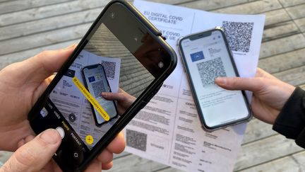 Une personne utilise un smartphone pour prendre en photo un QR code de pass sanitaire, le 7 janvier 2022 en Alsace (illustration). (VANESSA MEYER / MAXPPP)