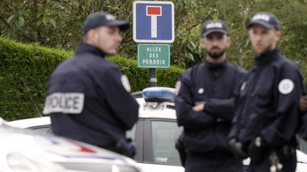 Des policiers sont r&eacute;unis &agrave; Magnanville, dans les Yvelines, le 14 juin 2016 pr&egrave;s du domicile&nbsp;d'un couple de policiers tu&eacute;s la veille.  (THOMAS SAMSON / AFP)