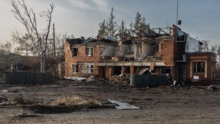 Un immeuble endommagé dans région de Donetsk, le 2 janvier 2023, en Ukraine. (SAMEER AL-DOUMY / AFP)