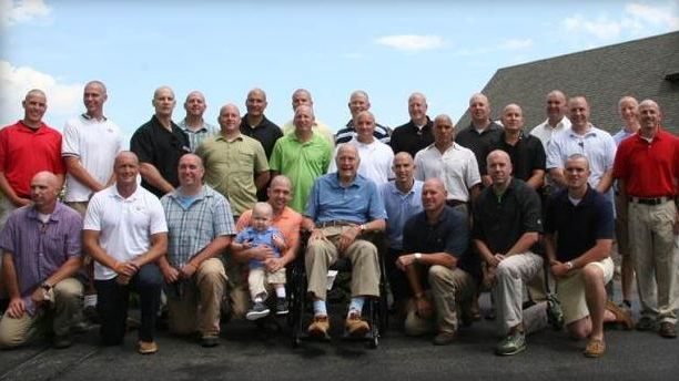 L'ancien pr&eacute;sident am&eacute;ricain George H. W. Bush pose avec Patrick, atteint de leuc&eacute;mie, et des membres de son service de s&eacute;curit&eacute;, sur une photo publi&eacute;e le 24 juillet 2013. (COMMUNIQUE DU BUREAU DE GEORGE H. W. BUSH)