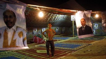 Un enfant se tient debout devant une tente traditionnelle, le 8 mars 2007, lors de la campagne pour les élections présidentiellles à Nouakchott. (Reuters - Finbarr O&#039;reilly)