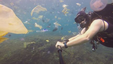 Indonésie : un océan de plastique filmé au large de Bali