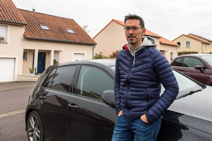 Didier Ecoffet à côté de sa Golf avec laquelle il fait ses 60 km quotidiens pour aller au travail, le 1er novembre 2018, à Pange (Moselle). (ANNE BRIGAUDEAU / FRANCEINFO)