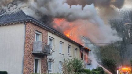 Un violent incendie s'est déclaré dans un appartement de cet immeuble de La Glacerie, à Cherbourg. 50 sapeurs-pompiers étaient présents dès 7h30 pour éteindre les flammes. (SDIS 50)