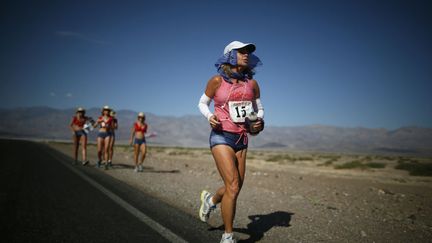 Shannon Farar-Griefer, 52 ans, participe &agrave; l'ultramarathon de Badwater, la course &agrave; pied r&eacute;put&eacute;e la plus difficile au monde, entre la vall&eacute;e de la Mort et le mont Whitney (Californie, Etats-Unis), le 15 juillet 2013. (LUCY NICHOLSON / REUTERS / X90050)