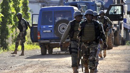 Les forces d'interventions maliennes, le 20 novembre 2015 à proximité de l'hôtel Radisson Blu à Bamako. (HABIBOU KOUYATE / AFP)