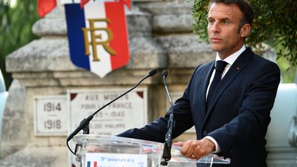 Emmanuel Macron, à Bormes-les-Mimosas (Var), le 17 août 2023. (CHRISTOPHE SIMON /  AFP)