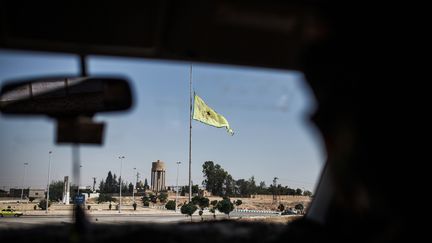 Une unité de protection kurde à Tal Abyad, dans le nord de la Syrie, près de Raqqa, le 22 juin 2015. (UYGAR ONDER SIMSEK / AFP)