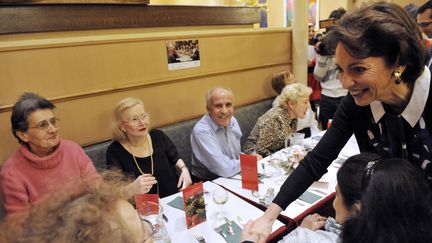 La ministre de la Sant&eacute;, Marisol Touraine, lors d'un d&icirc;ner de r&eacute;veillon organis&eacute; par les Petits fr&egrave;res des pauvres, le 24 d&eacute;cembre&nbsp;2012 &agrave; Paris. (MEHDI FEDOUACH / AFP)