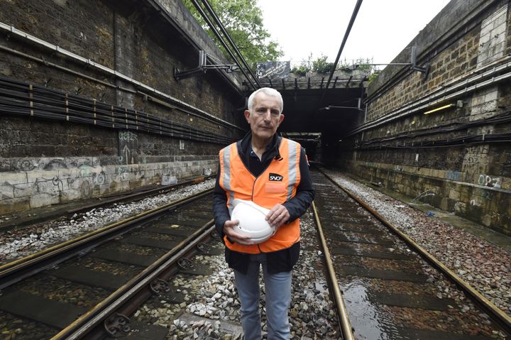 Guillaume Pepy sur les voies du RER C, en juin 2016, lors d'un épisode de crues à Paris.&nbsp; (DOMINIQUE FAGET / AFP)