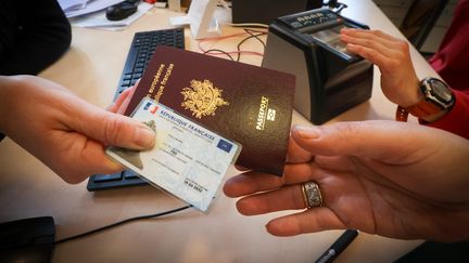 Entretien préalable à la demande de passeport et de carte d'identité en mairie de Giromagny, dans le Territoire de Belfort, le 4 mai 2022. (MICHAEL DESPREZ / MAXPPP)