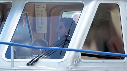 Fransco Schettino, le commandant du "Costa Concordia", participant &agrave; une reconstitution du naufrage du navire, le 27 f&eacute;vrier 2014 sur l'&icirc;le du Giglio (Italie). (FILIPPO MONTEFORTE / AFP)