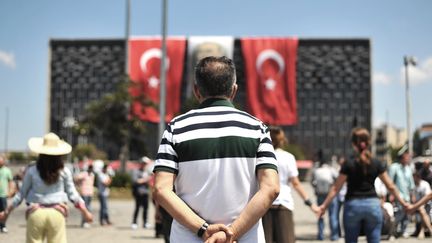 Des manifestants immobiles sur la place Taksim d'istanbul (Turquie) la m&ecirc;me position que le&nbsp;chor&eacute;graphe turc Erdem Gunduz - 18 juin 2013 (OZAN KOSE / AFP)